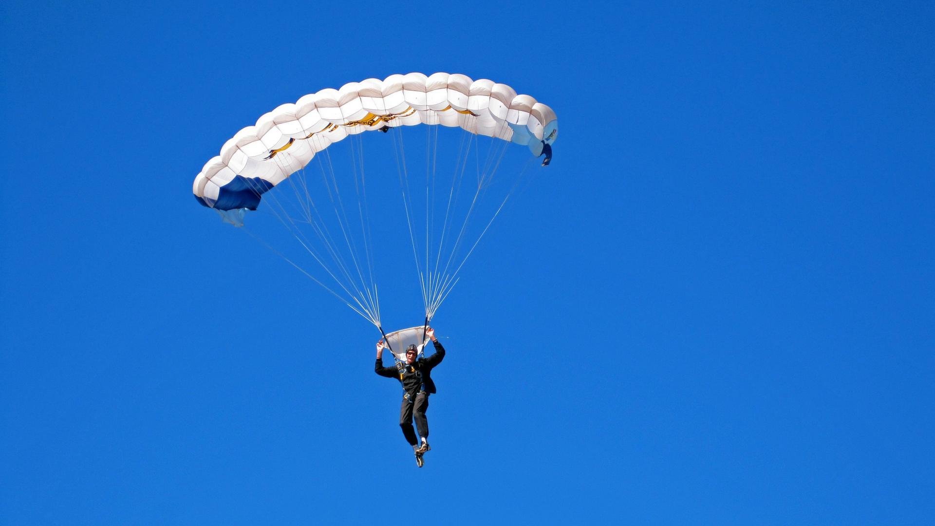 线上线下相结合:打造全民电竞的多元空间,电竞线下和线上的区别